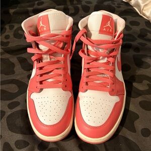 Air Jordan 1 Mids - Strawberries N Cream